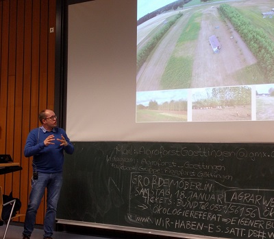 Jochen Hartmann erläutert sein Hühnerwaldkonzept